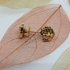 Protea bloem oorbellen in geelgoud van Femke Kleisen Designs