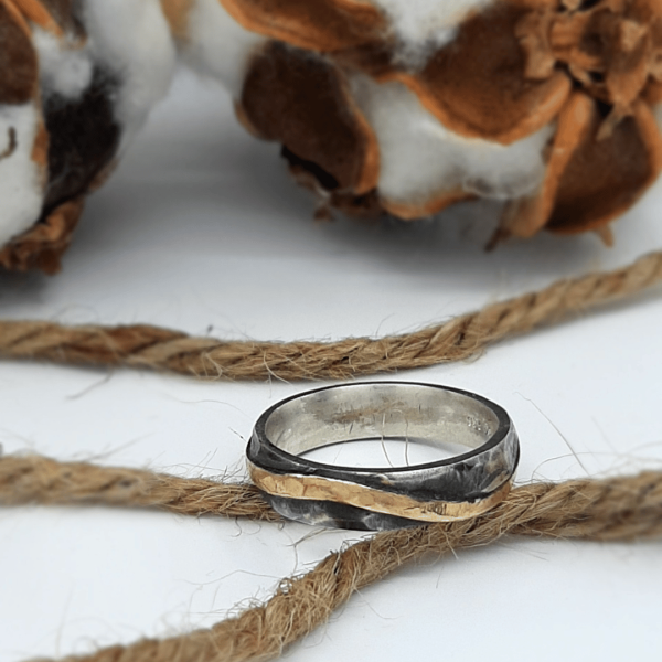 Ring silver en goud gemaakt in de studio van Femke Kleisen