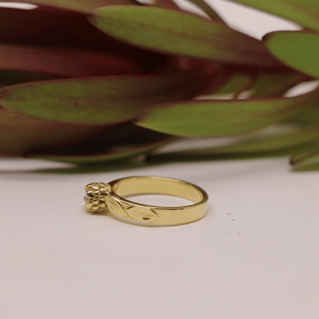 Protea ring van geelgoud met een diamant ontworpen door Femke Kleisen Designs