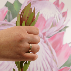 Protea ring van geelgoud met een diamant gemaakt in de studio van Femke Kleisen Designs
