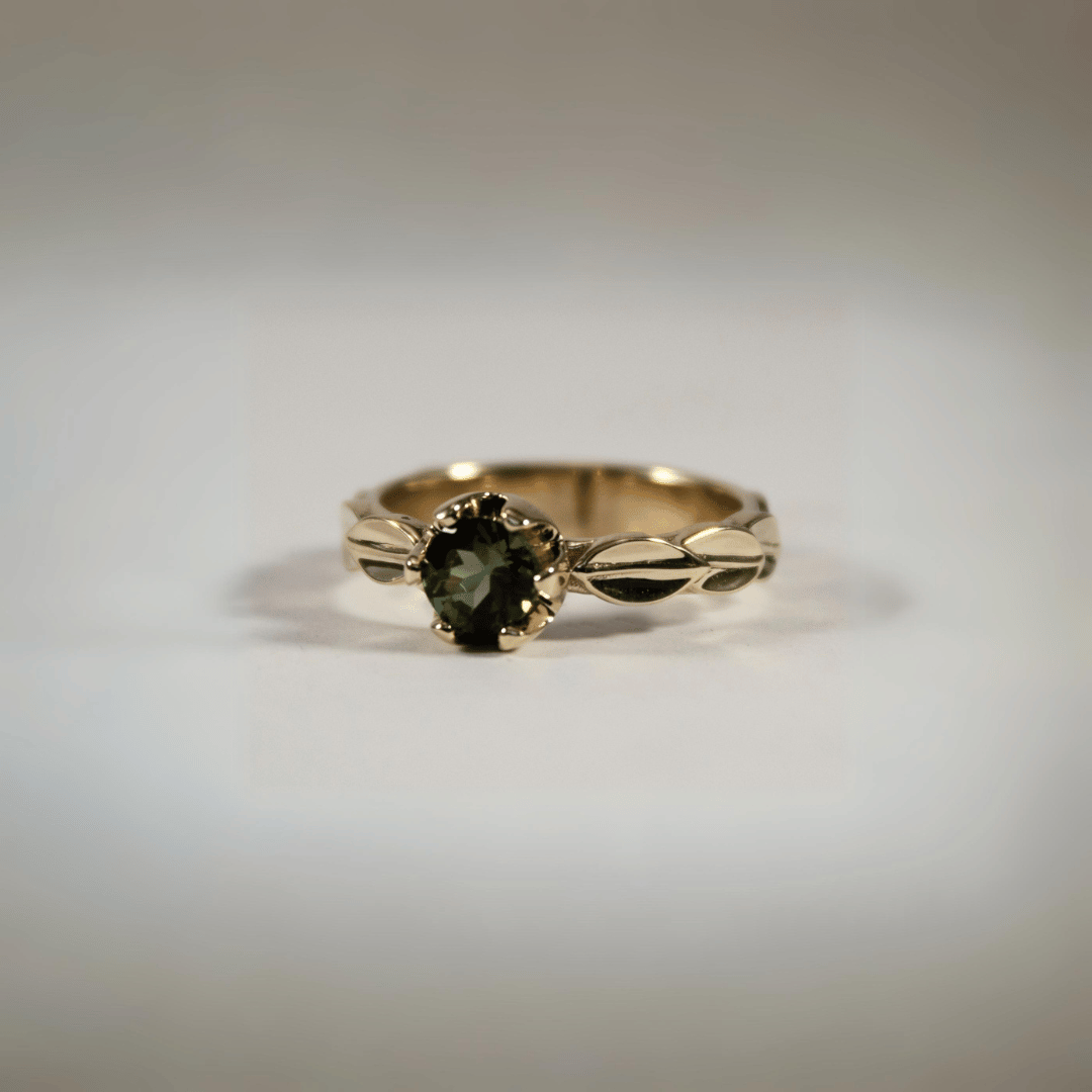 Protea geïnspireerd met fijn blaarmotief ring met groene Toermalyn door Femke Kleisen Designs