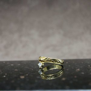 Diamanten ring met bladmotief