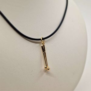 Gouden hanger met twee elegant gekruiste biljartstokken