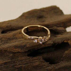 Handgemaakte gouden ring met drie diamanten, ontworpen door Femke Kleisen