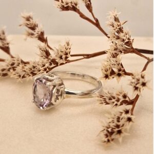 Amethist ring van zilver met een paars edelsteen, ontworpen door Femke Kleisen.